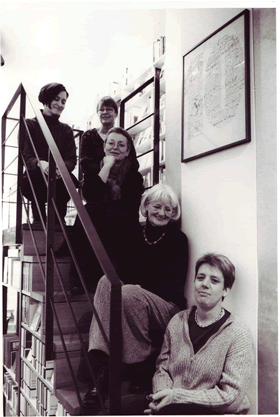 Die Autorenbuchhandlung auf der Treppe sitzende